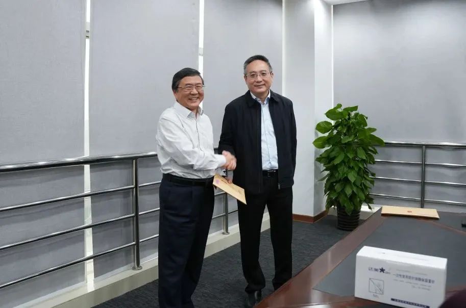 奉賢區(qū)人大常委會黨組書記、主任張培榮一行蒞臨上海山美股份開展“優(yōu)環(huán)境、穩(wěn)經(jīng)濟”大走訪大調(diào)研